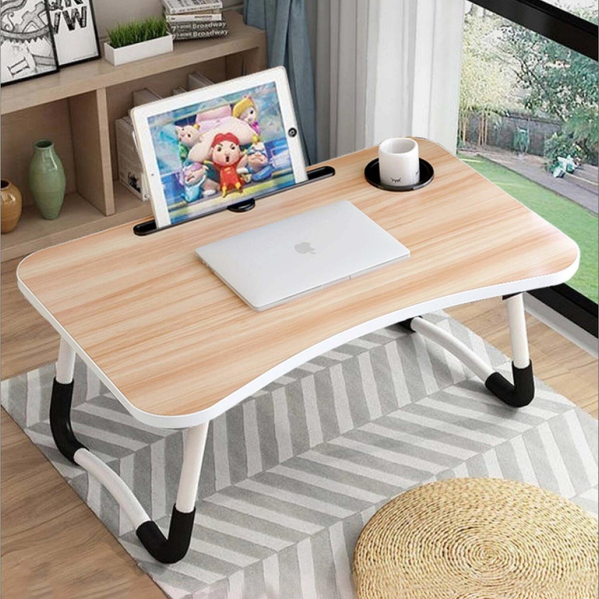 Travaillez, lisez et mangez confortablement avec cette table pliable