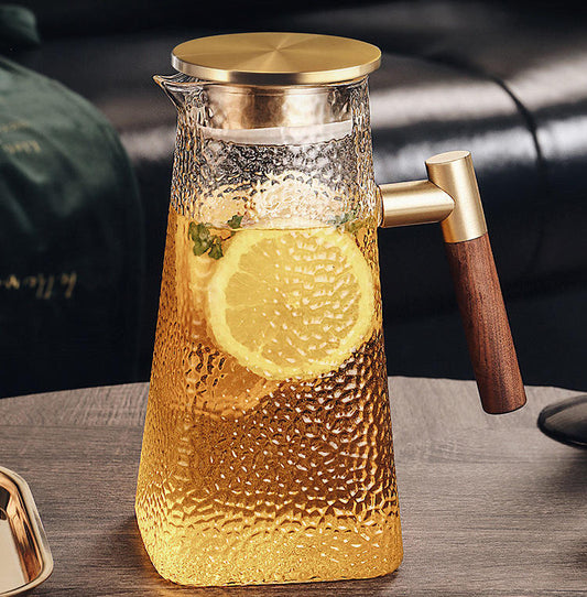 Pichet en Verre Borosilicaté avec Poignée en Laiton Élégante