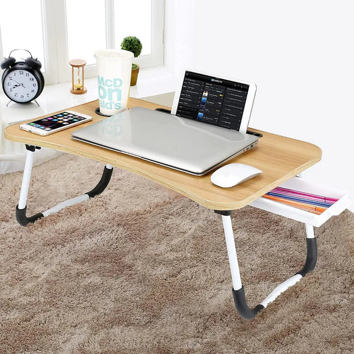 Travaillez, lisez et mangez confortablement avec cette table pliable