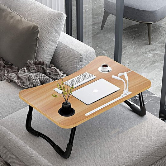 Travaillez, lisez et mangez confortablement avec cette table pliable