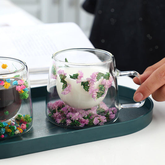 Tasse en verre à double paroi isolante avec fleurs séchées, esthétique et fonctionnelle, idéale pour thé, café ou infusions.