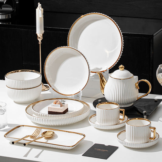 Ensemble de plats et assiettes en céramique 32 pièces avec bordures dorées en relief royal, élégant et raffiné pour repas d’exception.