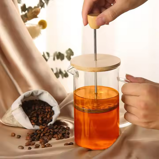 Cafetière à pression française pour thé, en verre borosilicate haute résistance avec couvercle en bois et filtre inox, idéale pour thés et infusions.