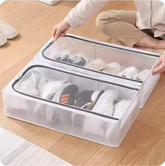 Boîte de rangement transparente avec ouvertures double face, idéale pour organiser chaussures et accessoires.