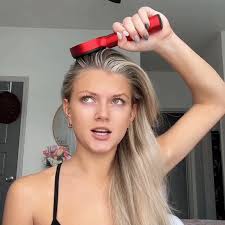 مشط تدليك فروة الشعر الكهربائية بتقنية الاهتزاز والأشعة الحمراء (scalp massage comb)