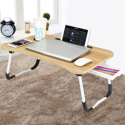 Travaillez, lisez et mangez confortablement avec cette table pliable